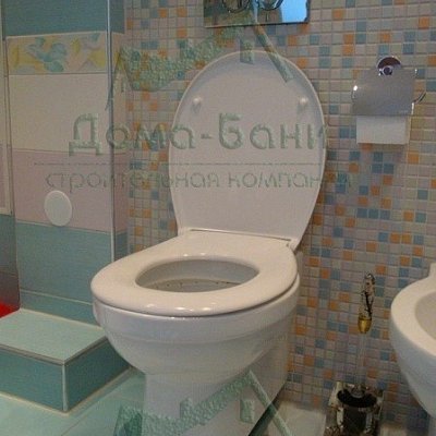 В туалетах установлены парящие унитазы последней модели