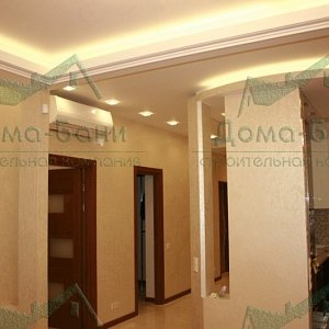 Двухуровневый потолок создаёт городской уют